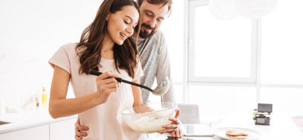 portrait-of-a-happy-young-couple-cooking-pancakes-PEX8TNL.jpg